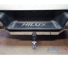 Toyota Hilux 2015- Накладка на задний бампер (лист зеркальный надпись HILUX) ( шт ) Артикул: TOYHILUX15-26